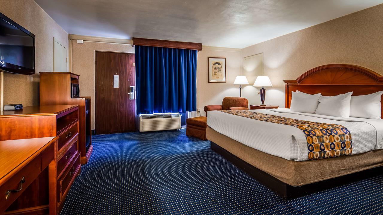 Hotel Pentagon Арлингтон Экстерьер фото